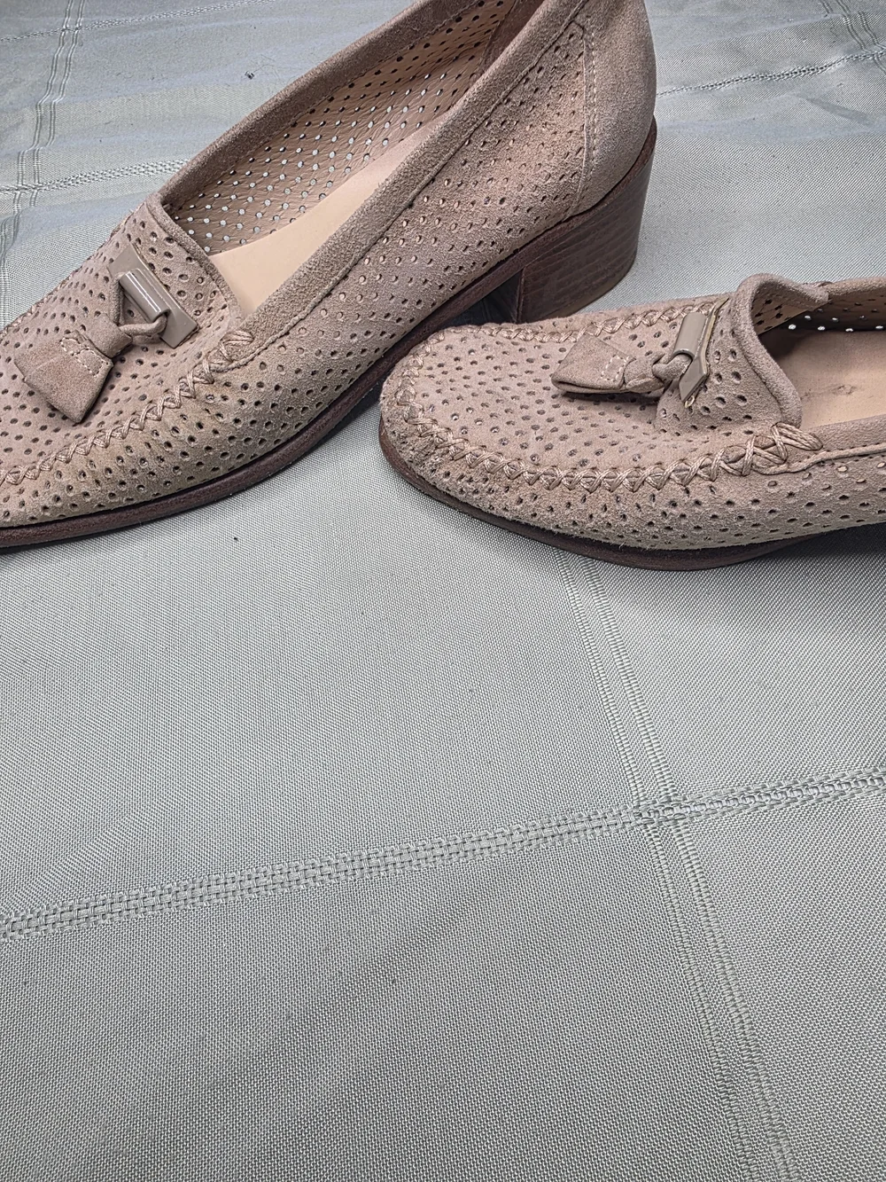 Stuart Weitzman Tan Suede Perforated Tassel Loafers Block Heel Size 7M